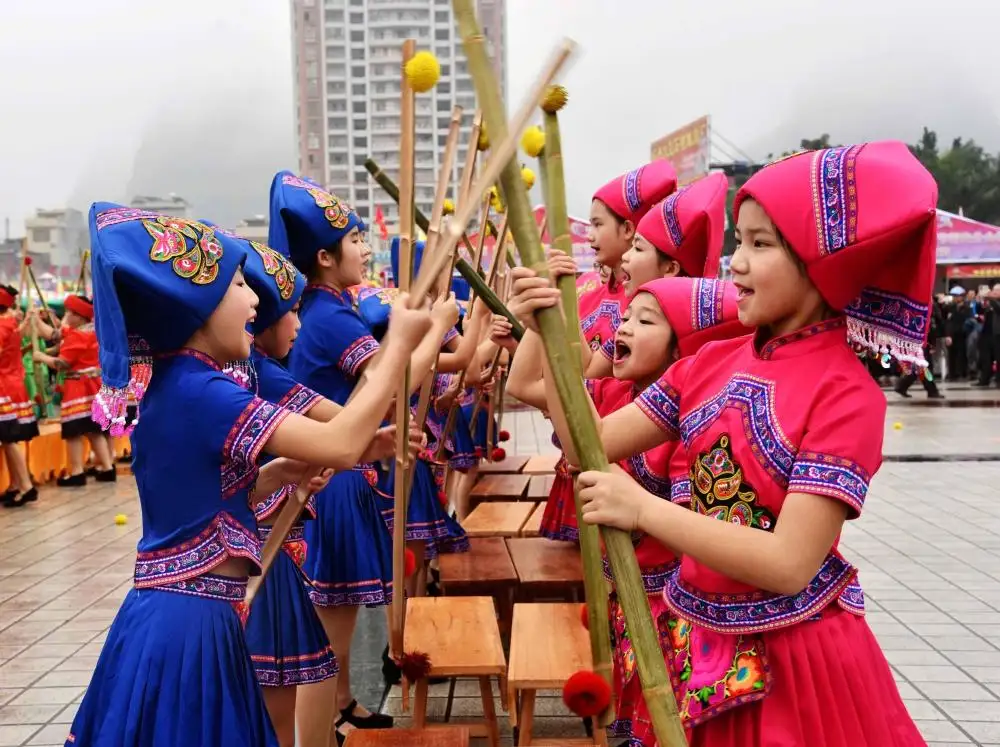 3,打扁担壮族人民每到三月三时,方圆数千里的男女青年,都开开心心地